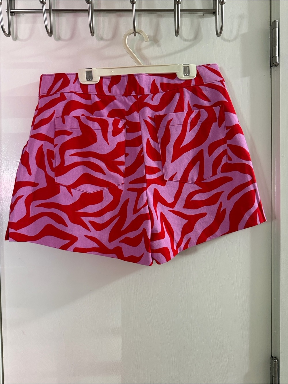 Spanx Pink and Red Abstract Print Women’s Shorts - Picture 2 of 3